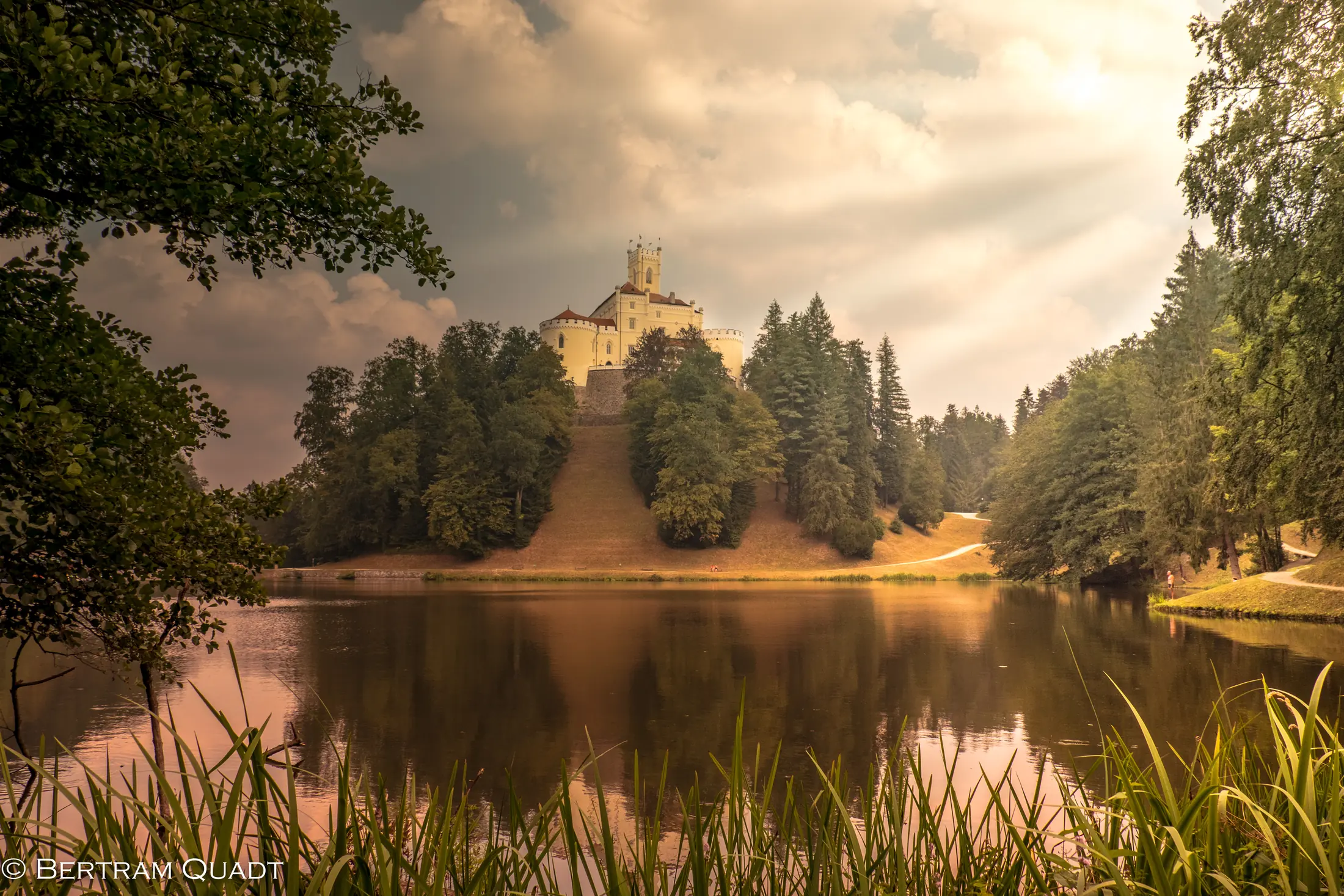 Schloss Trakošćan, Seeseite.jpg