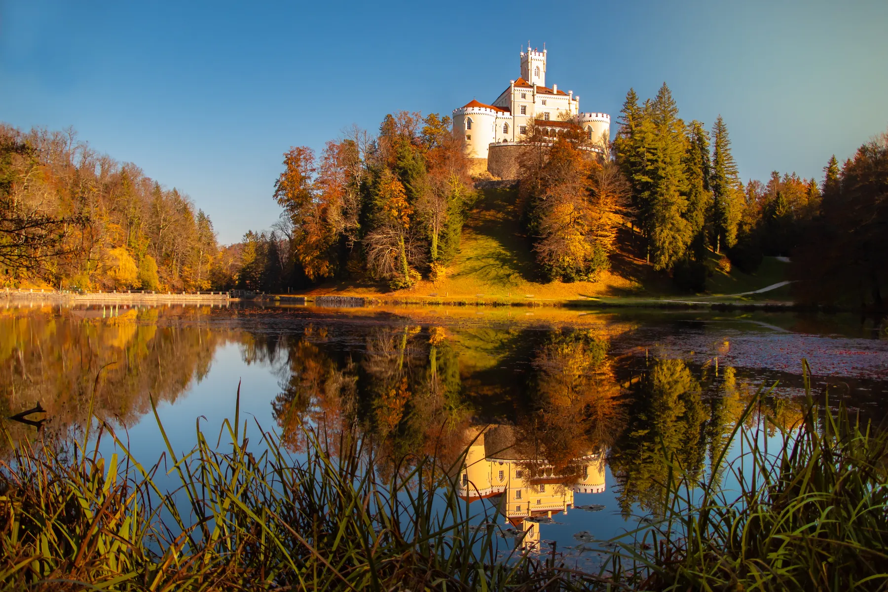 Trakošćan Castle beside its lake
